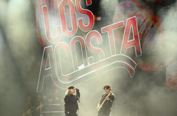 Los Acosta durante su presentación en El Foro de la Feria Nacional Potosina 2026, con producción de luces y participación especial de Santa Fe Klan.