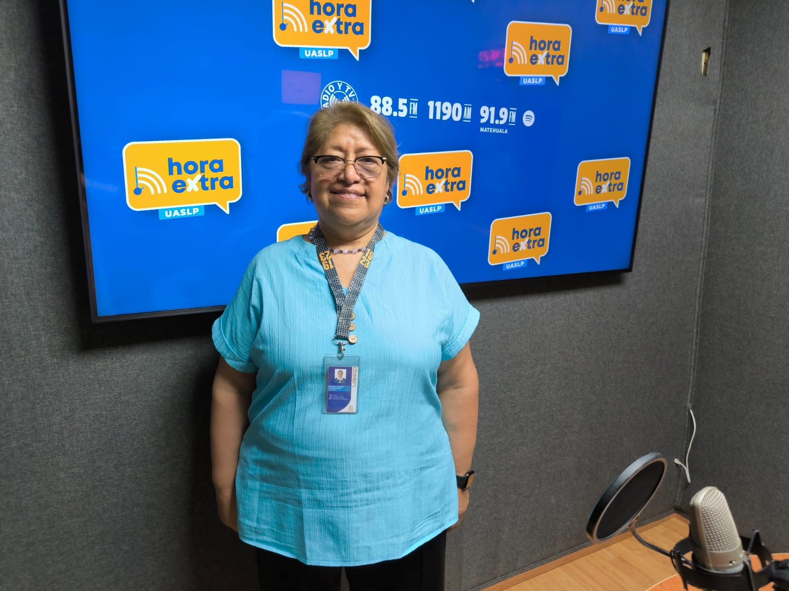 Investigadora de la UASLP en un estudio de Radio y TV Universitaria