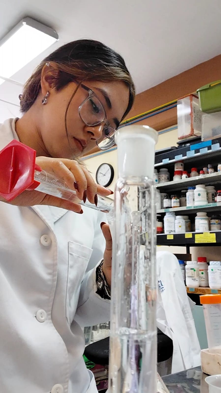 Estudiante de la UASLP trabaja en laboratorio durante una investigación sobre materiales adsorbentes para retirar fluoruro del agua potable.