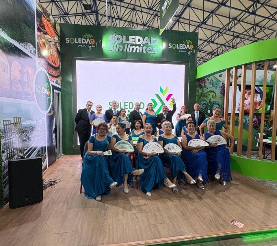 Integrantes del grupo Apasionados del Danzón durante su presentación en el stand turístico de Soledad en la FENAPO 2026