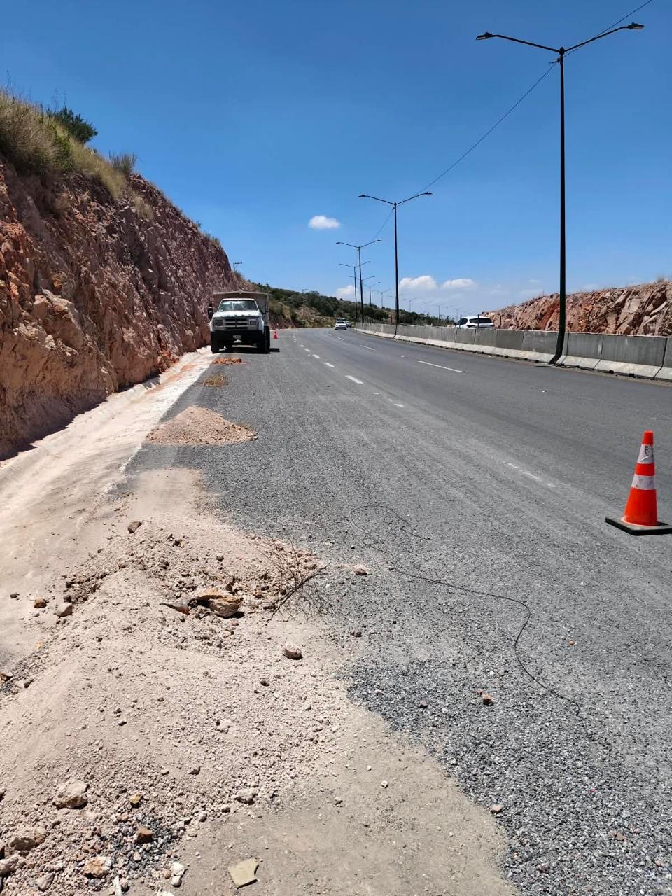 Trabajos de conservación y limpieza en los primeros kilómetros de la Vía Alterna hacia la zona industrial de San Luis Potosí.