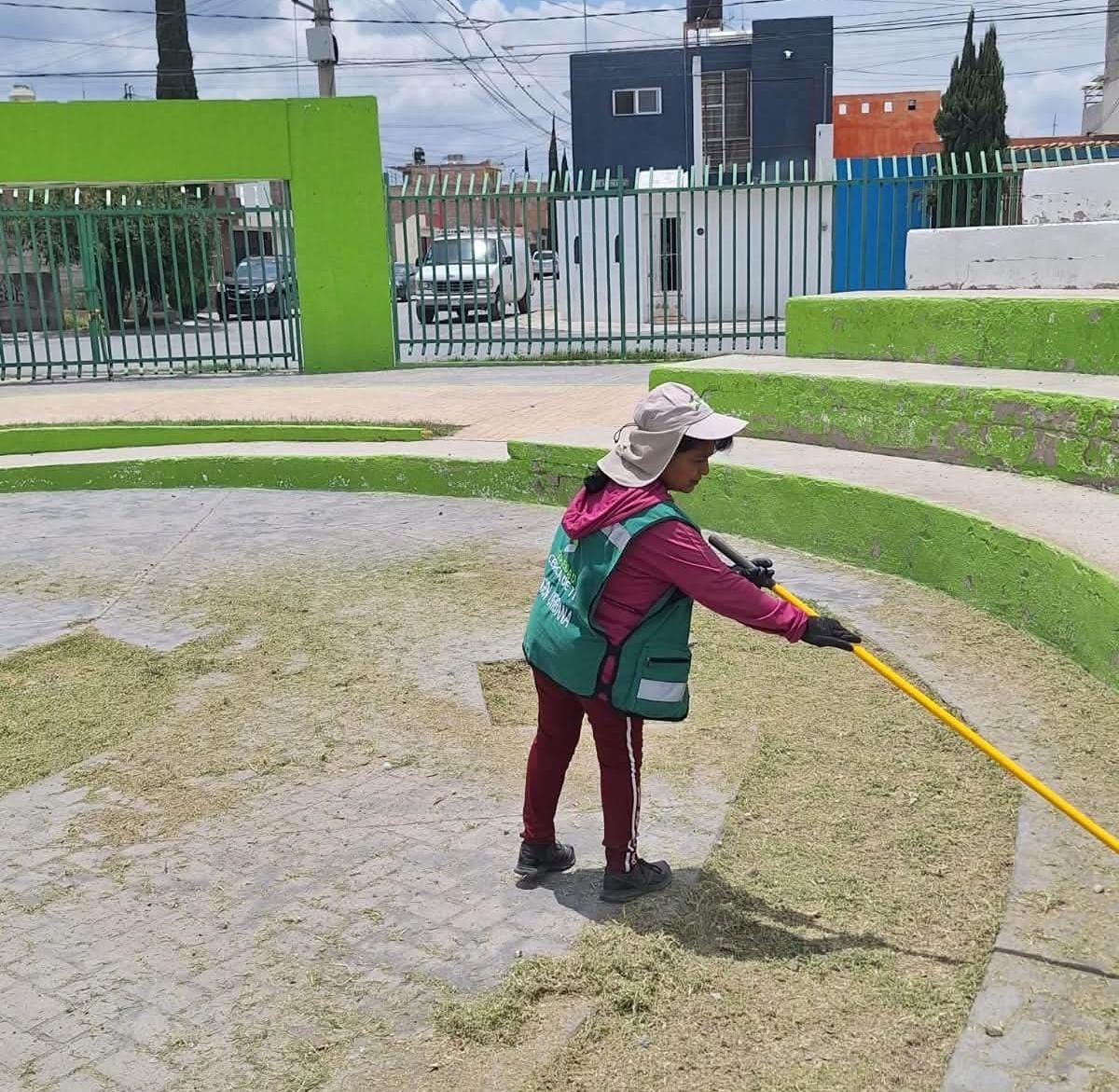 Personal de Servicios Municipales realiza limpieza y deshierbe en un área común de Soledad de Graciano Sánchez.
