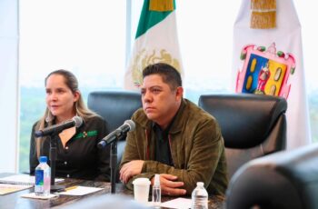 Ricardo Gallardo Cardona durante reunión de trabajo sobre el proyecto de consultorios médicos gratuitos para San Luis Potosí.