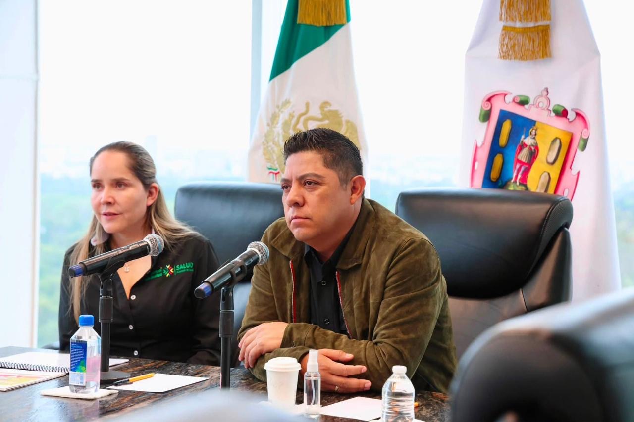Ricardo Gallardo Cardona durante reunión de trabajo sobre el proyecto de consultorios médicos gratuitos para San Luis Potosí.