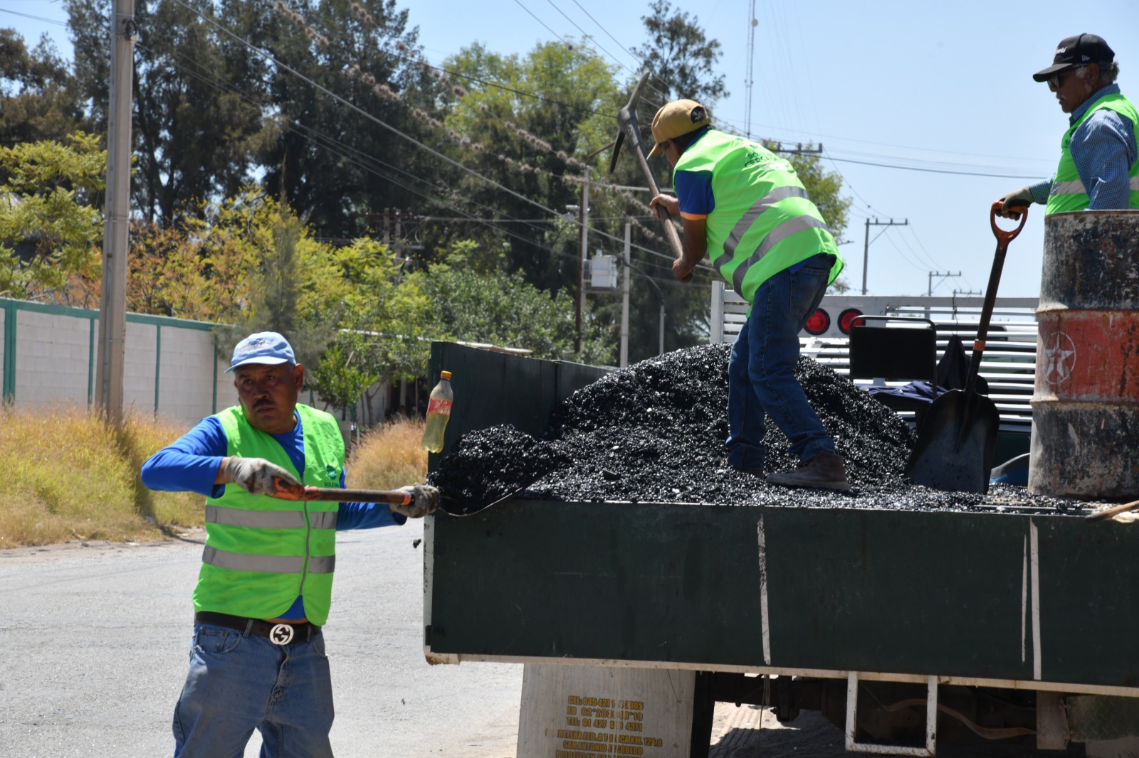 Trabajadores municipales realizan labores de bacheo y mantenimiento vial en Soledad de Graciano Sánchez.