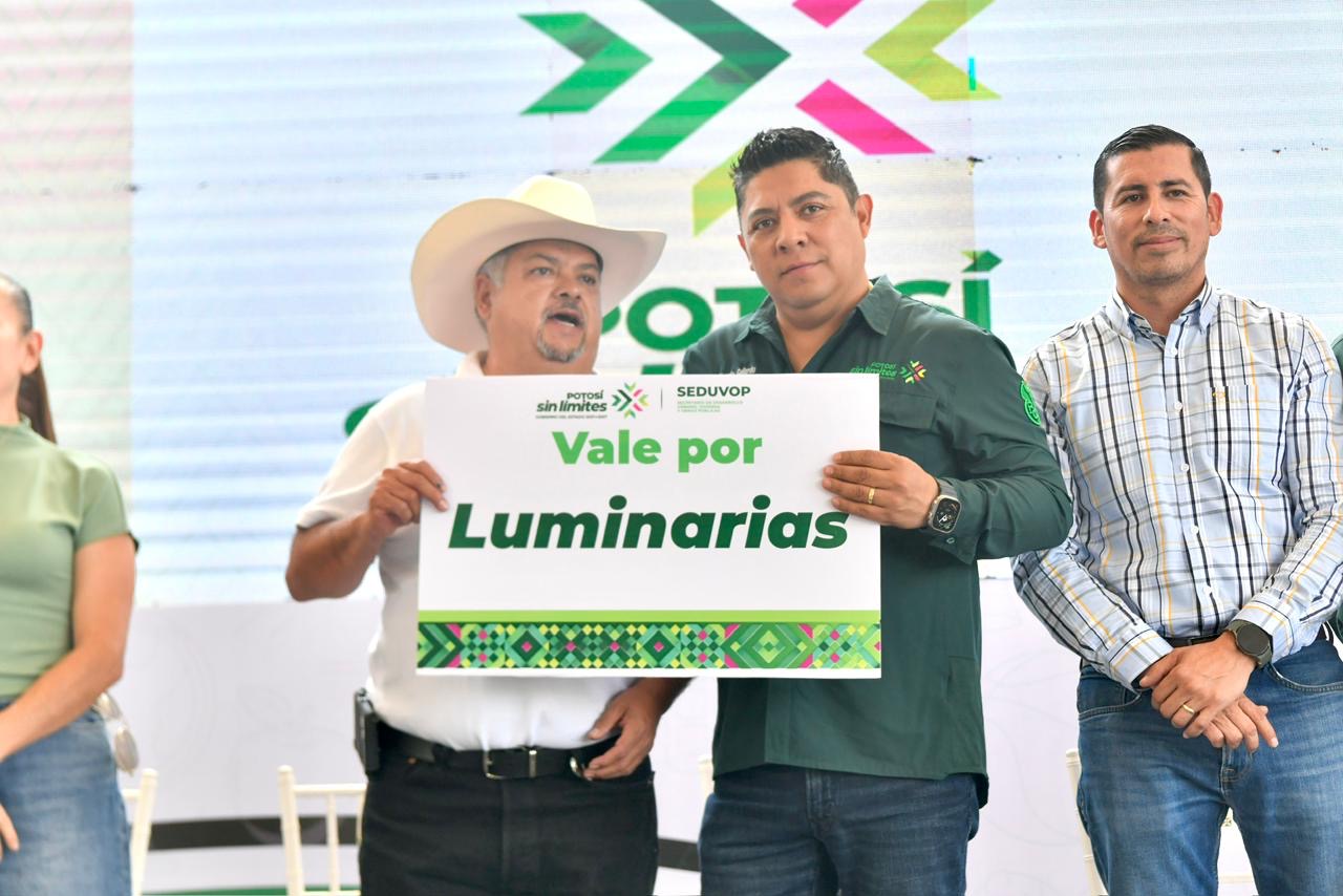 Ricardo Gallardo Cardona durante la entrega de apoyos escolares y luminarias LED en San Ciro de Acosta.