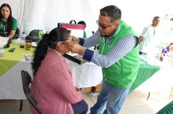Personal de salud realiza revisión visual durante una Feria de Salud en San Luis Potosí