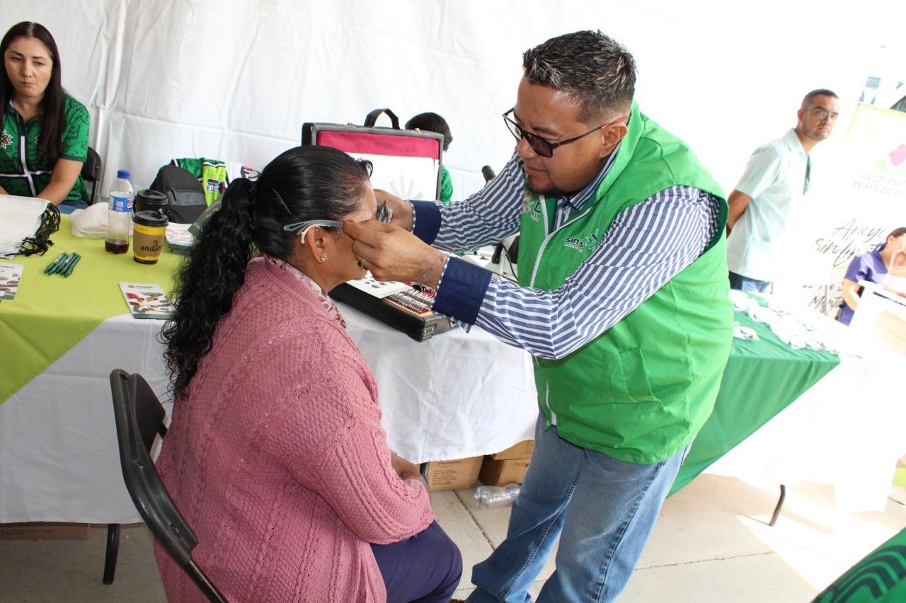 Personal de salud realiza revisión visual durante una Feria de Salud en San Luis Potosí