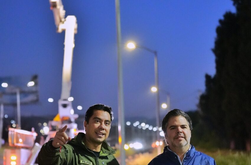  Felifer Macías supervisa instalación de 330 luminarias en Libramiento Norponiente de Querétaro
