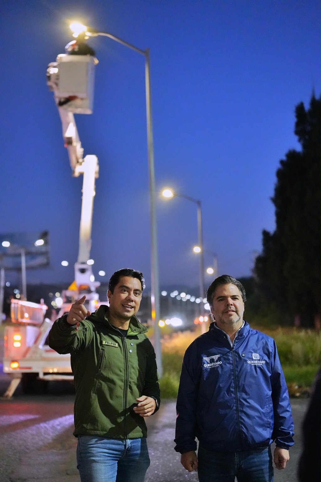Felifer Macías supervisa la instalación de luminarias en el Libramiento Norponiente de Querétaro durante la noche.