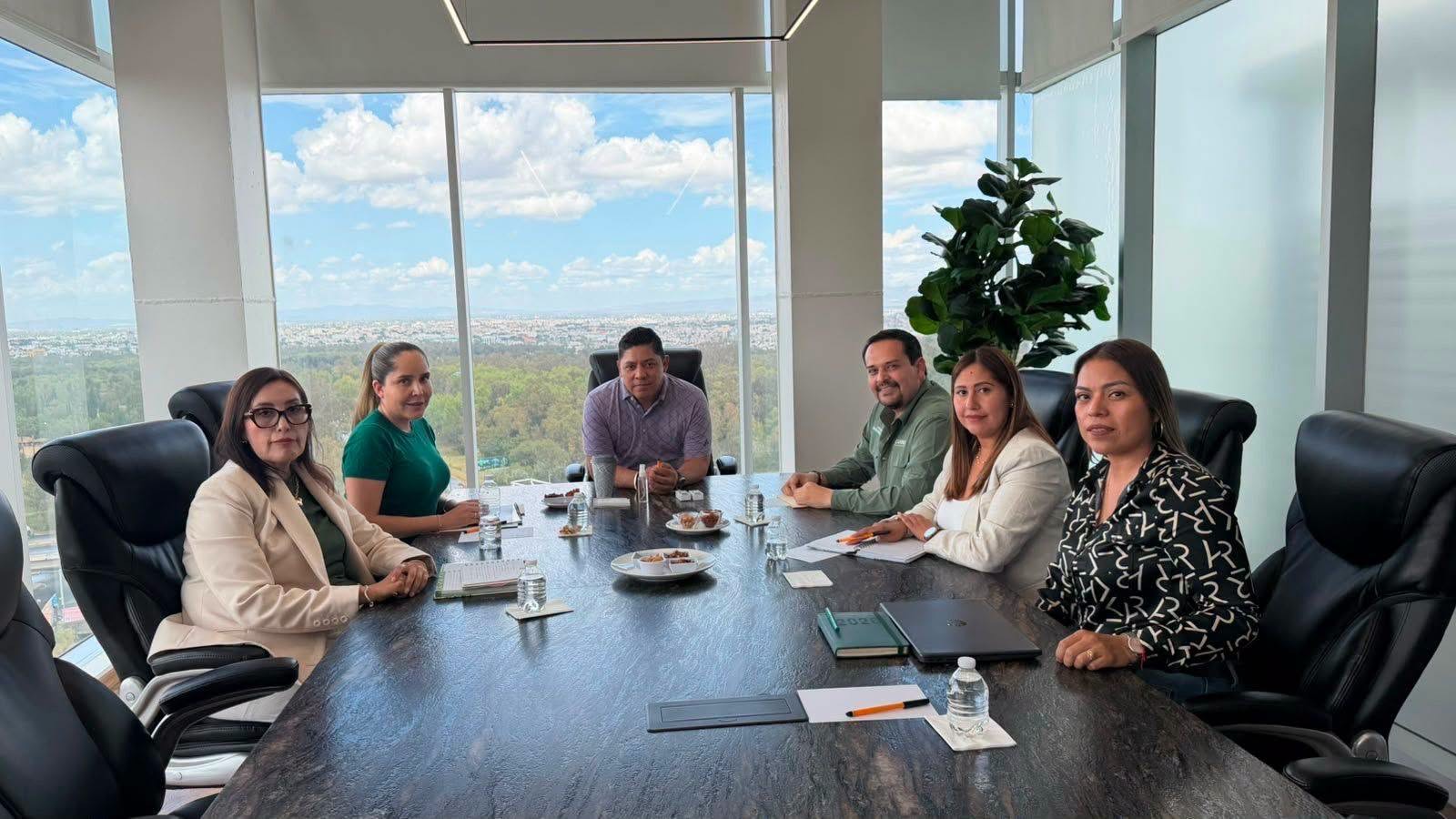 Reunión de trabajo encabezada por Ricardo Gallardo Cardona con autoridades educativas y de distintas dependencias para preparar el regreso a clases y dar seguimiento a becas en San Luis Potosí.