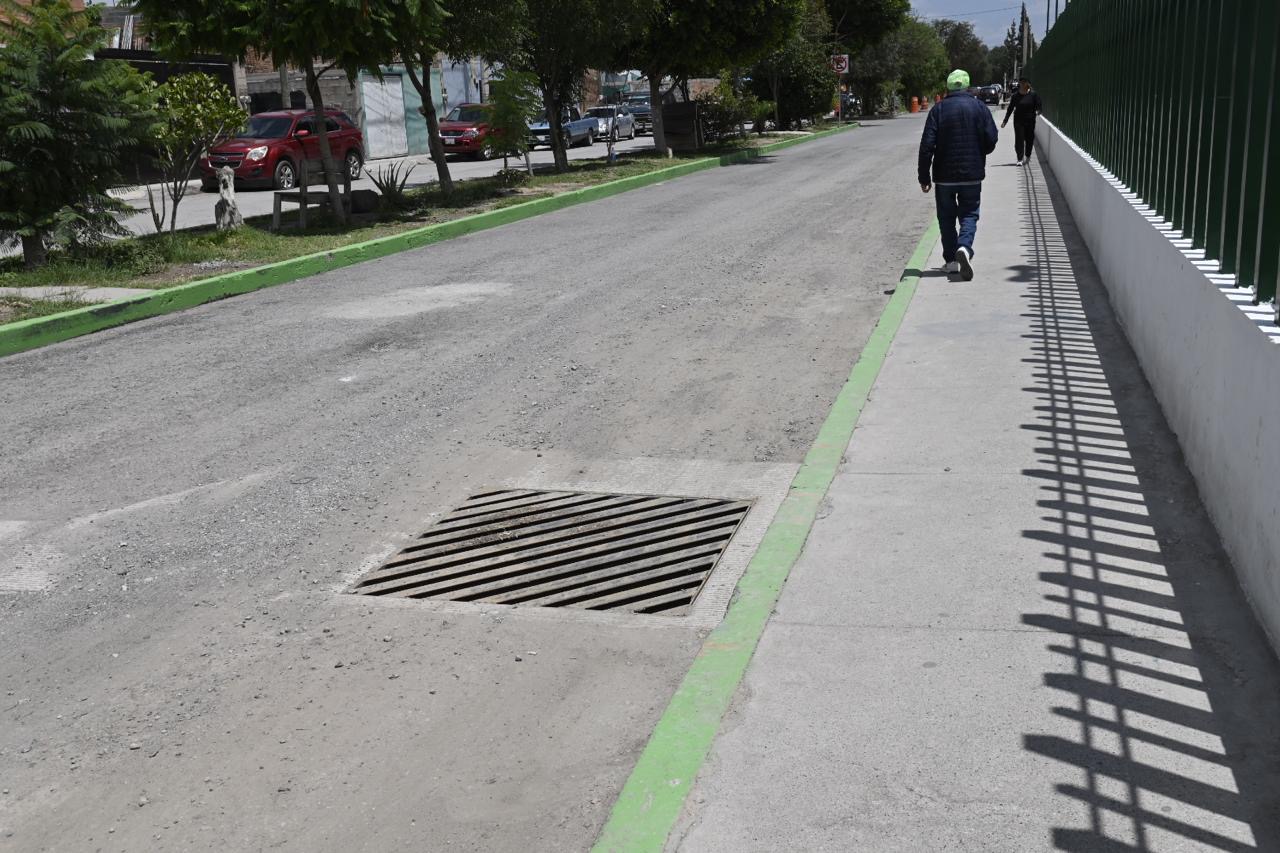 Rejilla pluvial instalada en una vialidad de Soledad de Graciano Sánchez como parte de trabajos de mejora de infraestructura hidráulica.