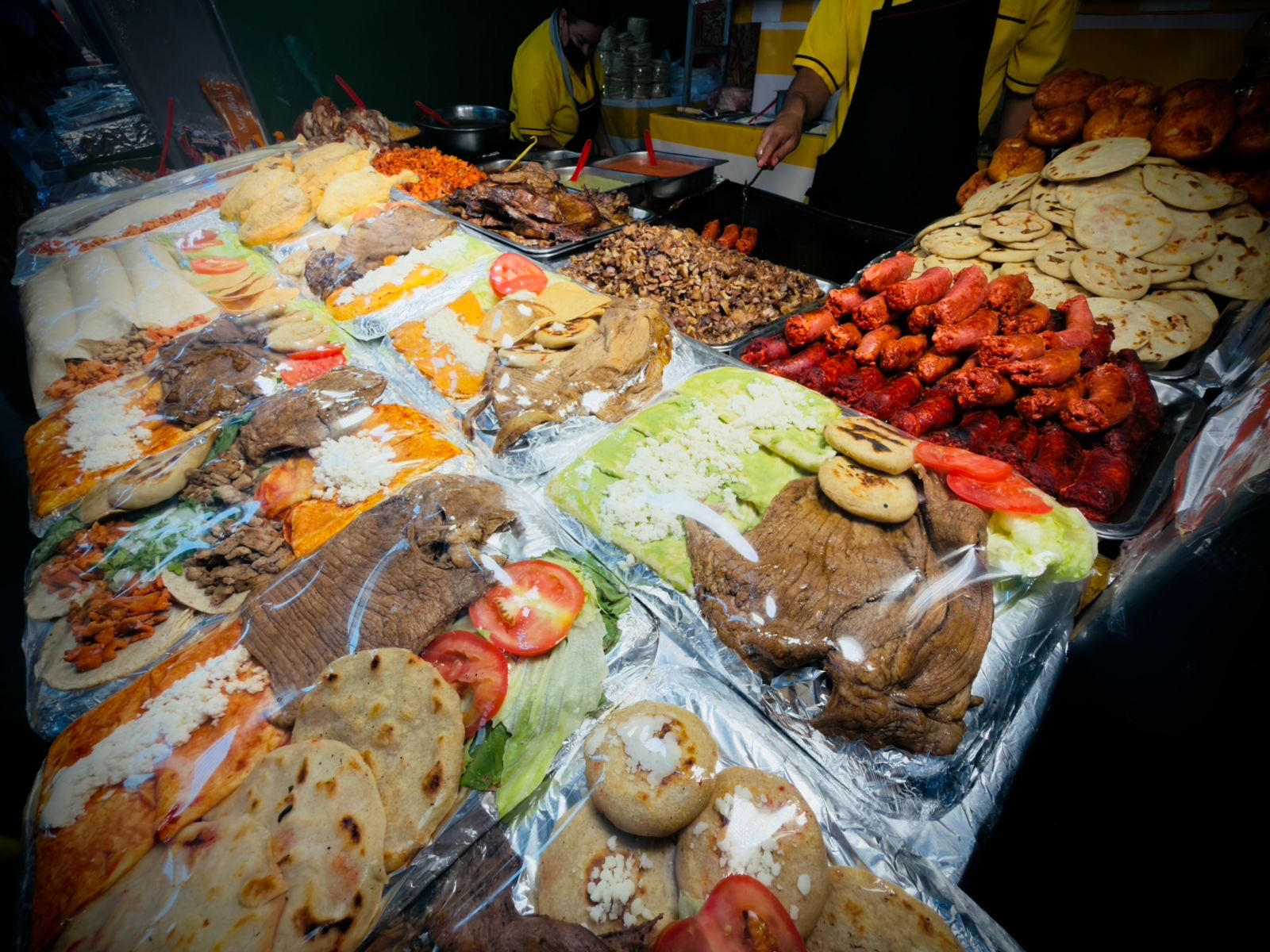 Variedad de platillos y antojitos en la Muestra Gastronómica de la Feria Nacional Potosina 2026, con sabores de San Luis Potosí y México.