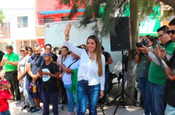 Ruth González Silva durante la entrega de un espacio deportivo y recreativo rehabilitado en la colonia El Sauzalito de San Luis Potosí.