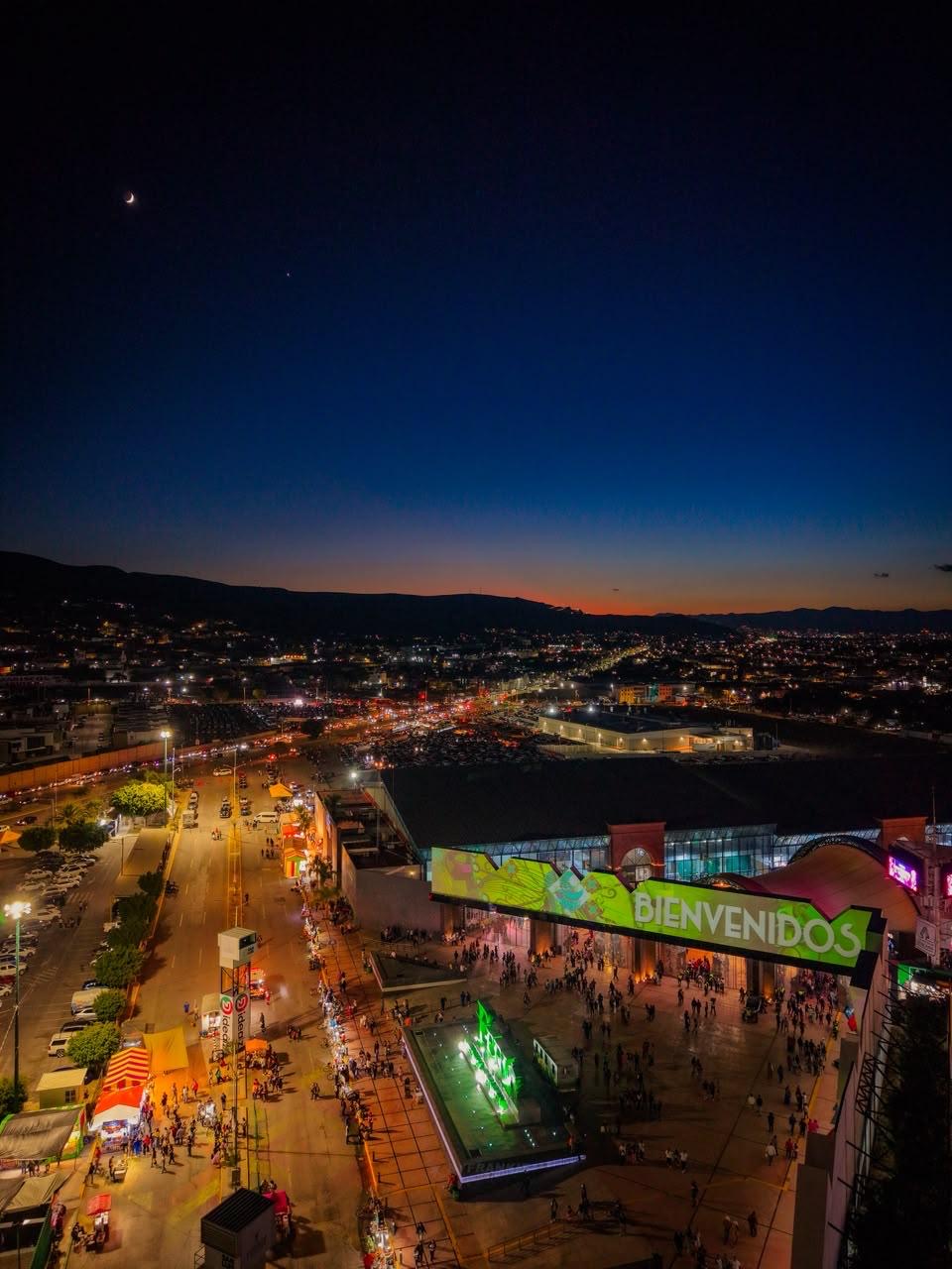 Vista nocturna de la Feria Nacional Potosina 2026 durante su segundo fin de semana de actividades, con asistentes en el recinto ferial.