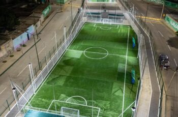 Vista aérea nocturna del Parque Lineal Providencia en Soledad de Graciano Sánchez, con canchas deportivas e iluminación.