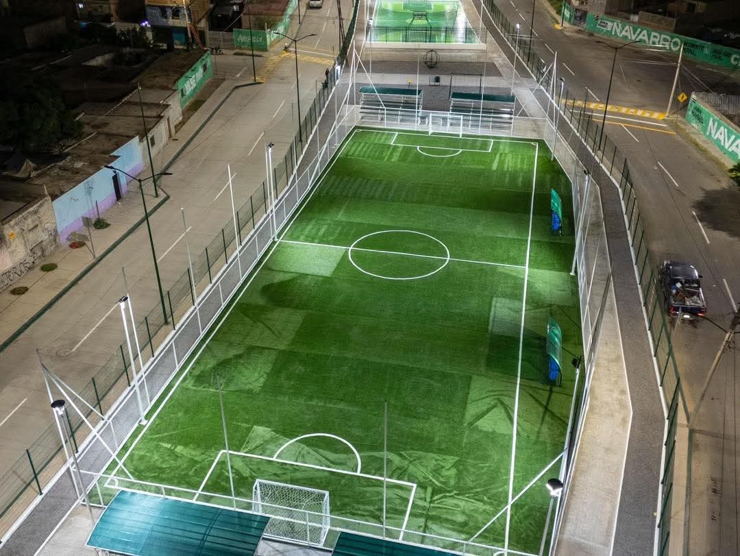 Vista aérea nocturna del Parque Lineal Providencia en Soledad de Graciano Sánchez, con canchas deportivas e iluminación.