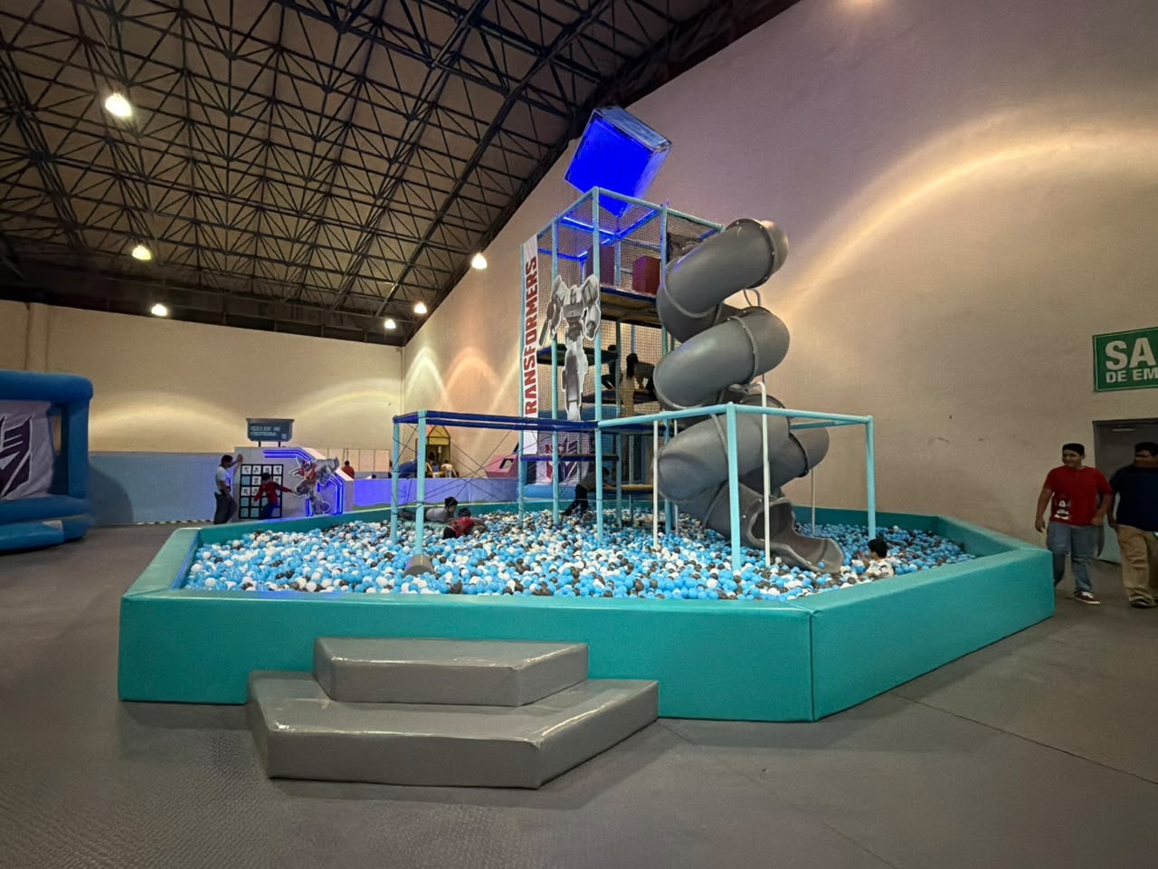 Área de juegos infantiles de Peppa Pig Play Zone y Transformers Reto Energon en el Pabellón Cuatro de la Feria Nacional Potosina 2026.