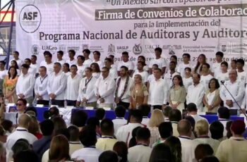 Participantes del Congreso Nacional AMEREIAF 2026 durante la firma de convenios para el Programa Nacional de Auditoras y Auditores Universitarios en Acapulco.