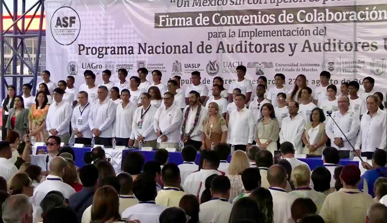 Participantes del Congreso Nacional AMEREIAF 2026 durante la firma de convenios para el Programa Nacional de Auditoras y Auditores Universitarios en Acapulco.