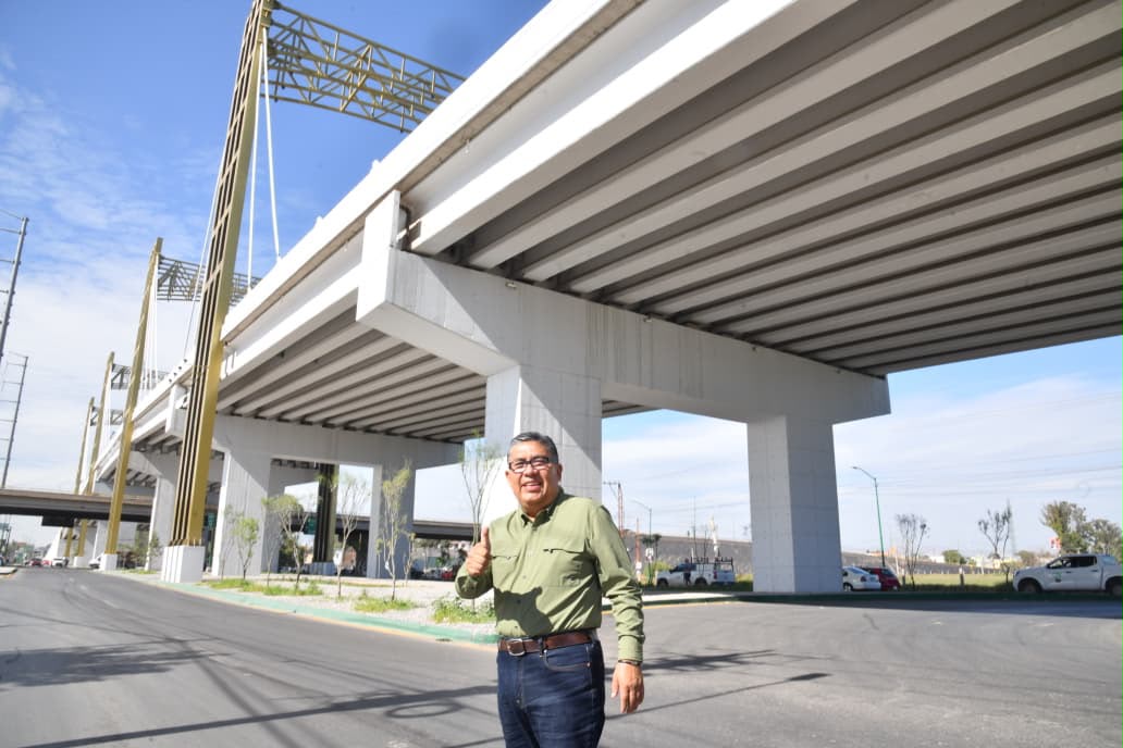 Juan Manuel Navarro Muñiz frente a infraestructura vial en Soledad de Graciano Sánchez.