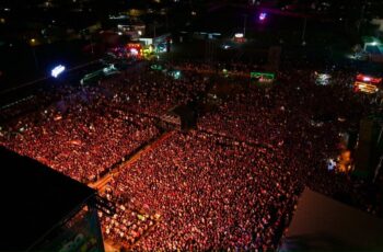 Vista aérea nocturna de El Foro de la Feria Nacional Potosina 2026 durante un concierto multitudinario.