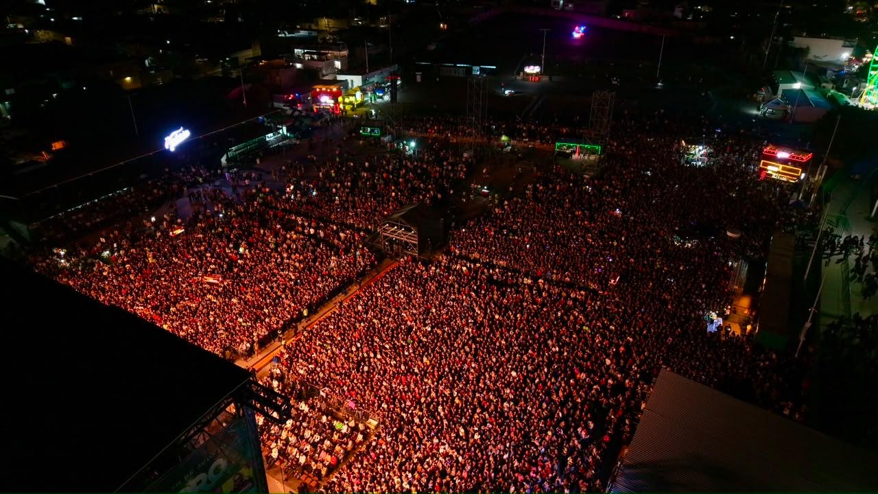 Vista aérea nocturna de El Foro de la Feria Nacional Potosina 2026 durante un concierto multitudinario.