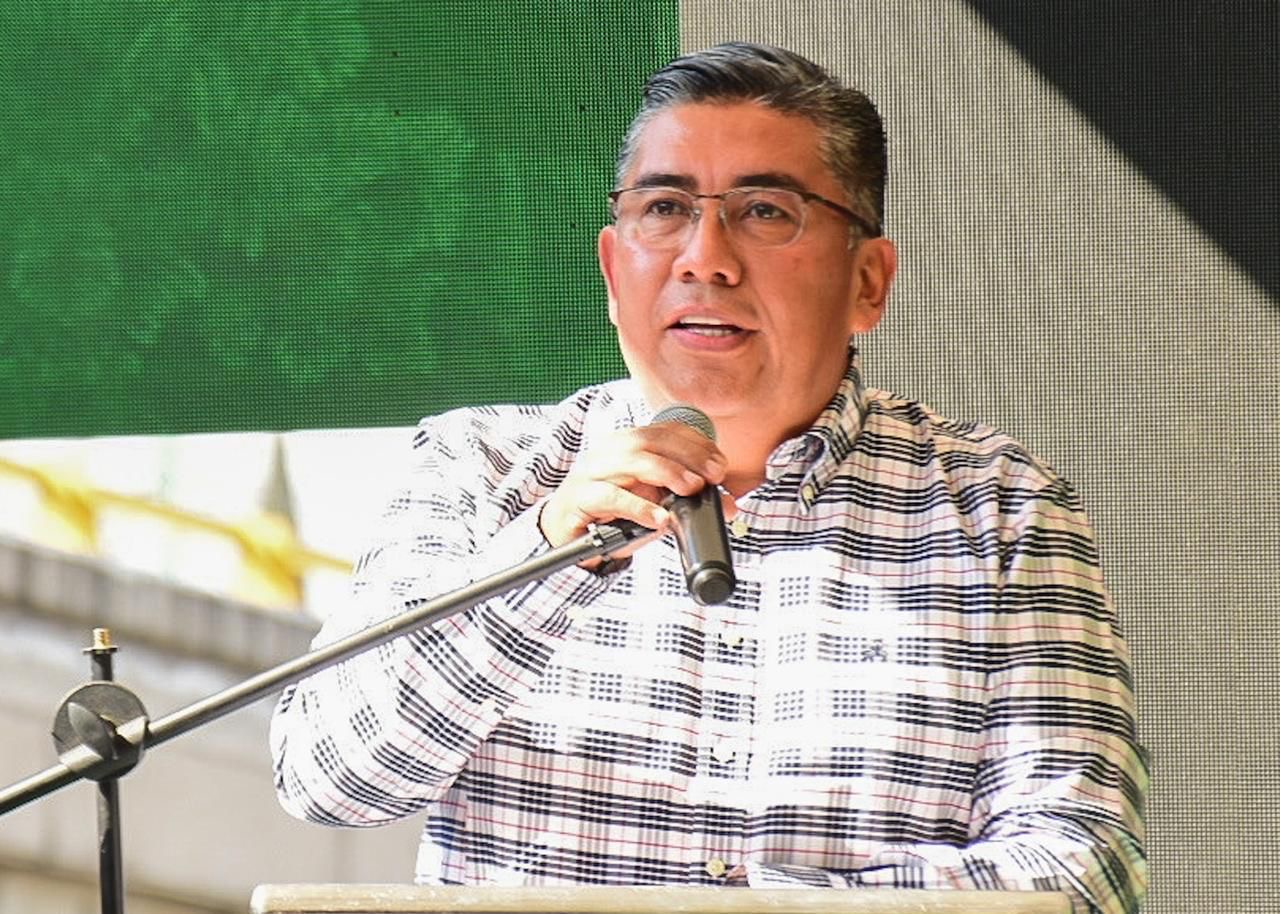 Juan Manuel Navarro Muñiz durante un evento sobre la rehabilitación del Parque Puertas del Sol en Soledad de Graciano Sánchez.