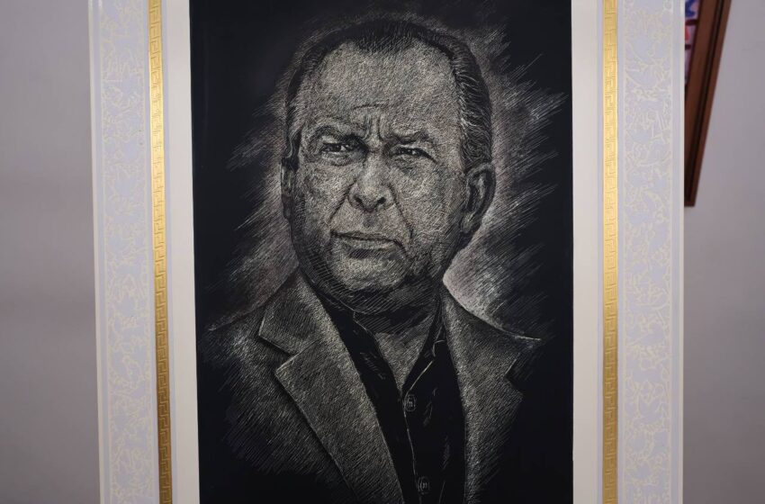  San Pedro recibe retrato de Mauricio Fernández elaborado con técnica artesanal de Olinalá