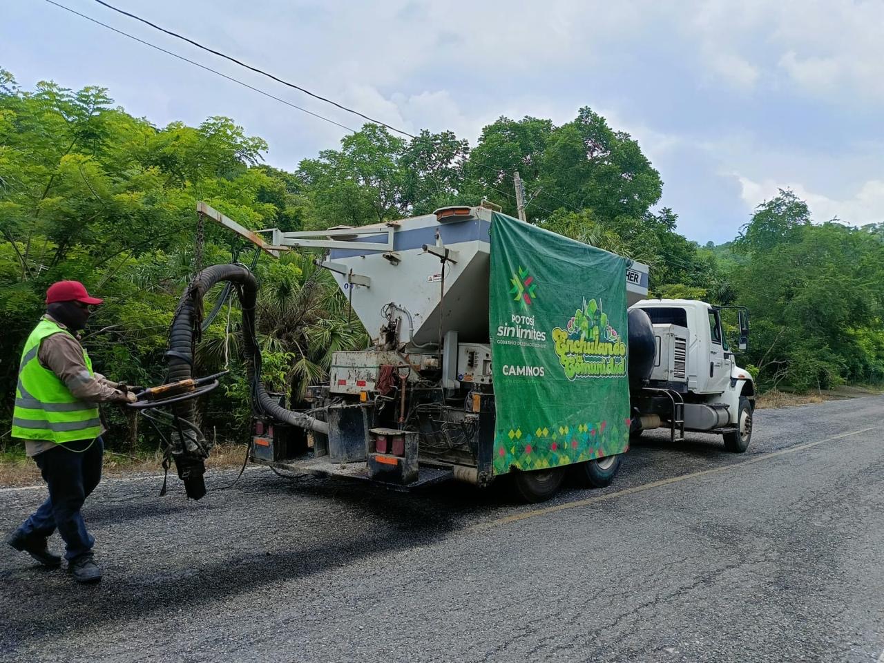 Cuadrilla de la Junta Estatal de Caminos realiza trabajos de mantenimiento en una carretera de San Luis Potosí.