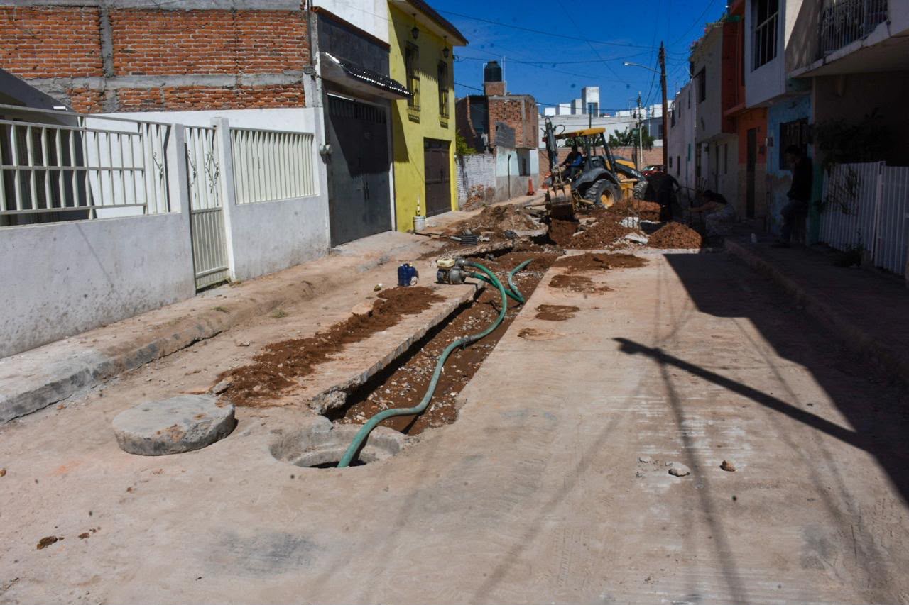 Trabajos de rehabilitación de drenaje sanitario en una colonia de Soledad de Graciano Sánchez.