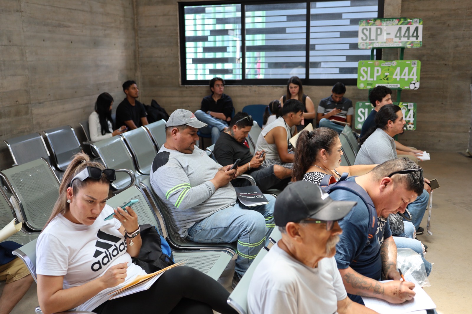 Personas realizan trámites de Control Vehicular en oficinas de San Luis Potosí