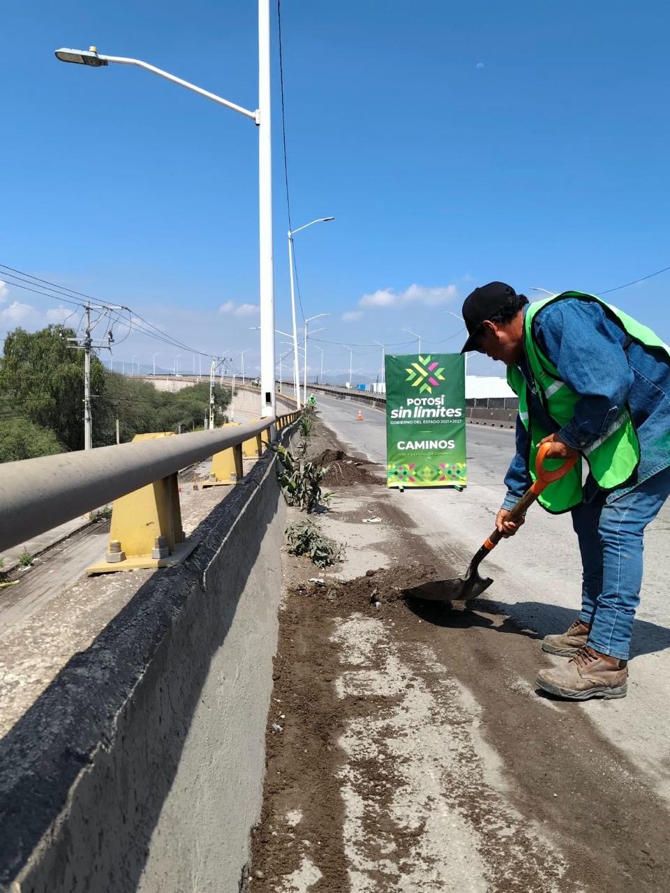 Trabajador de la Junta Estatal de Caminos realiza labores de limpieza y mantenimiento en Circuito Potosí