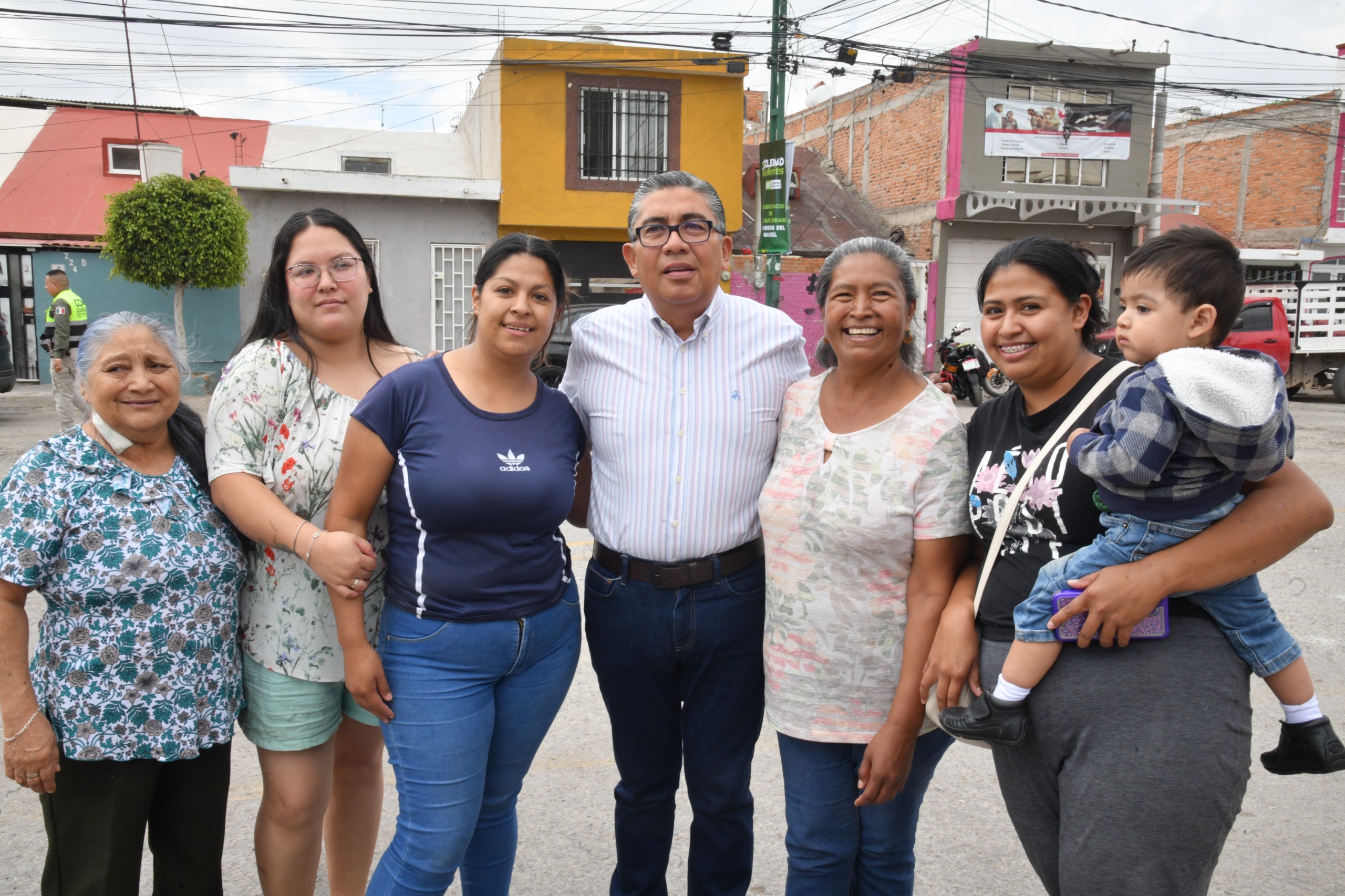 Vecinas de Praderas del Maurel junto al alcalde Juan Manuel Navarro Muñiz durante el inicio de la rehabilitación del área recreativa