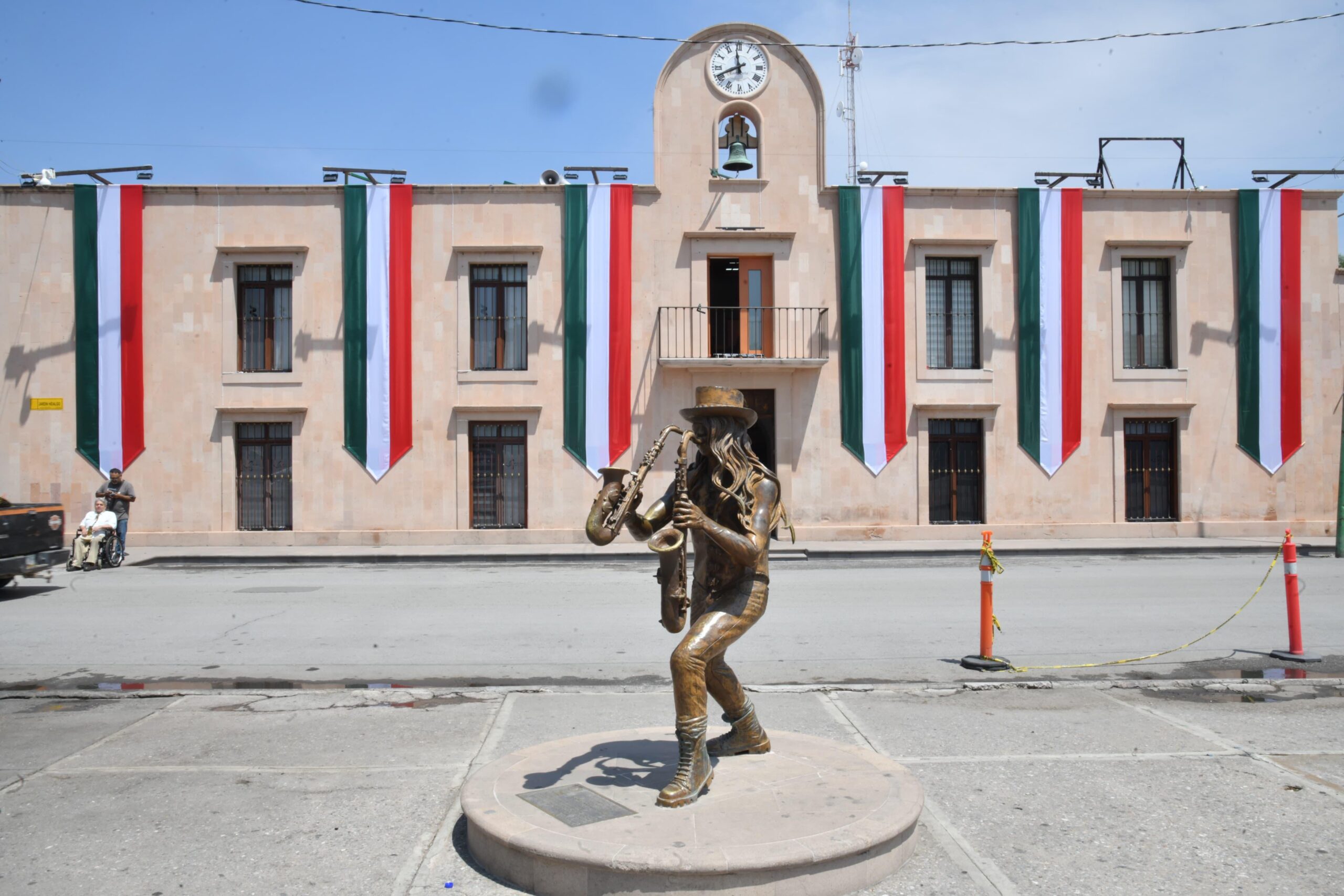 Palacio Municipal de Soledad de Graciano Sánchez decorado con motivos tricolores por las Fiestas Patrias