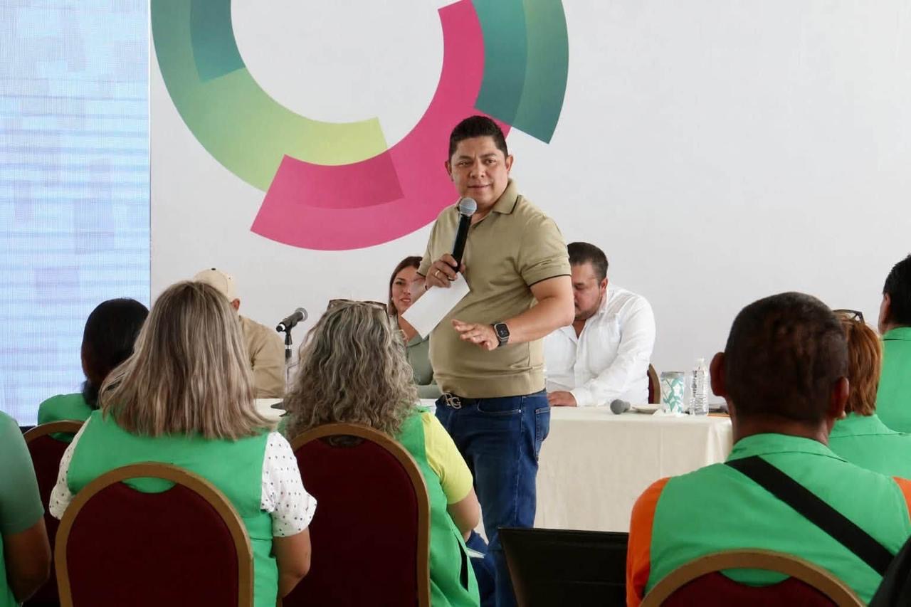 Ricardo Gallardo Cardona durante una reunión de trabajo con representantes comunitarios