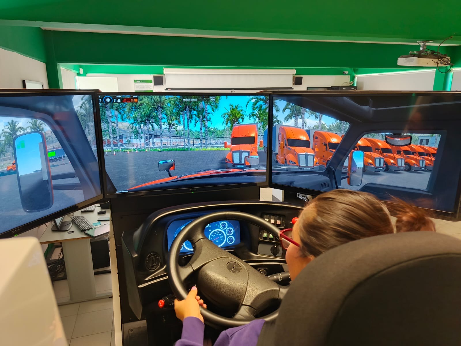 Simulador de conducción utilizado para capacitación en transporte y logística.