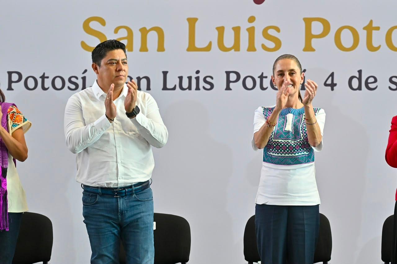 Claudia Sheinbaum junto al gobernador Ricardo Gallardo Cardona durante la presentación de resultados de su segundo año de gobierno en la Arena Potosí