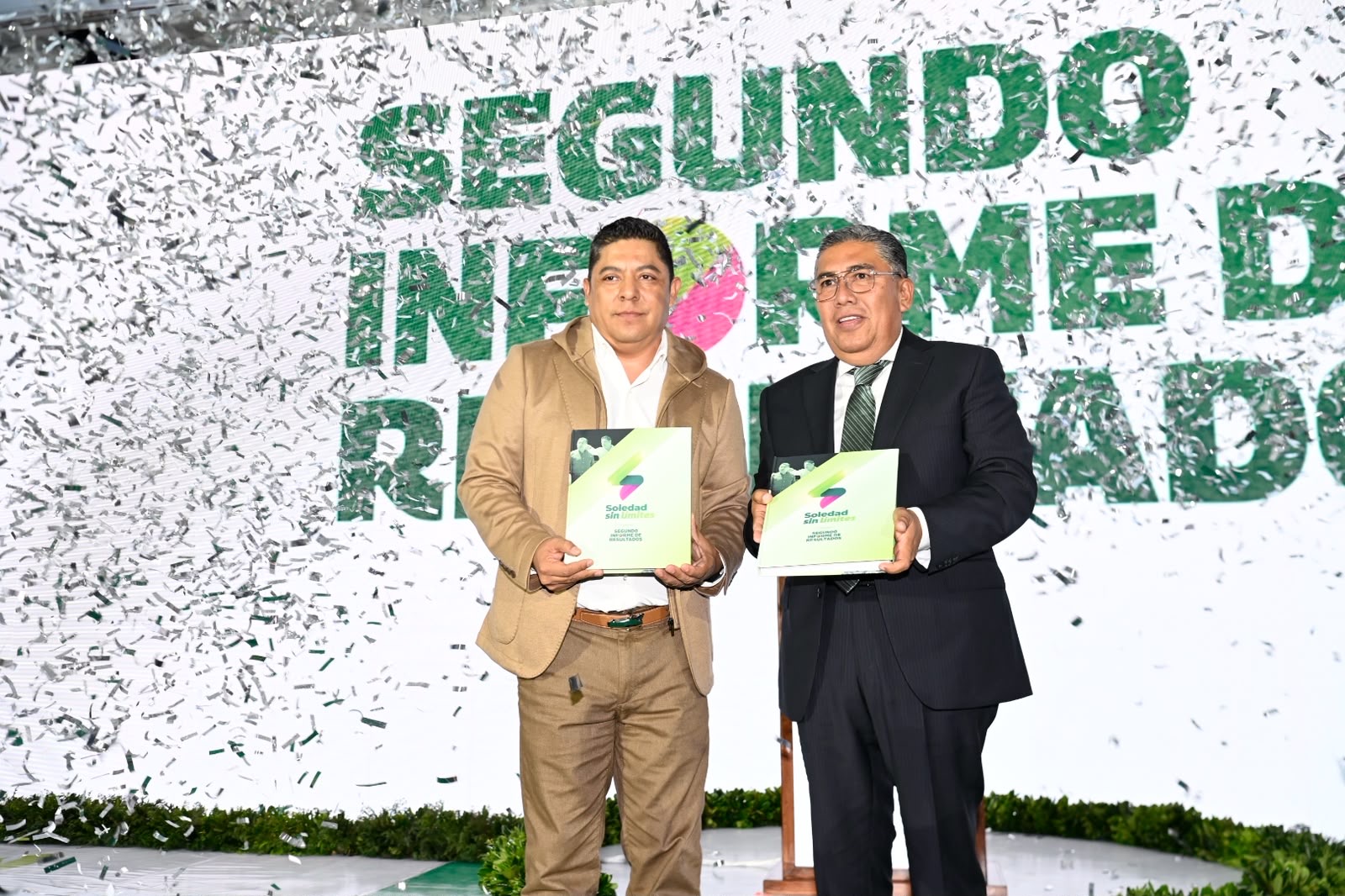 Juan Manuel Navarro Muñiz y Ricardo Gallardo Cardona durante la presentación del Segundo Informe de Resultados de Soledad de Graciano Sánchez.