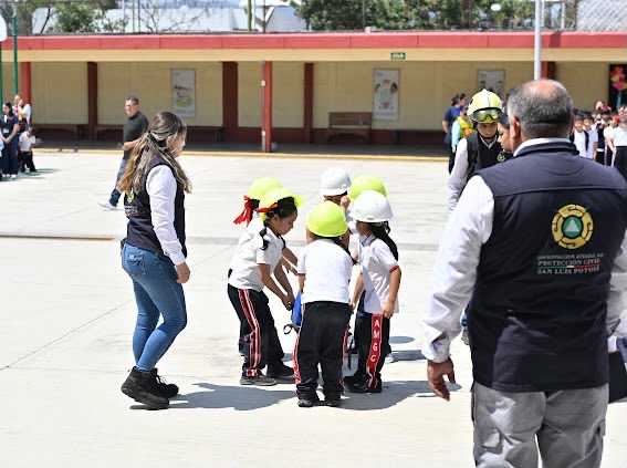 Participantes durante un simulacro de protección civil en San Luis Potosí