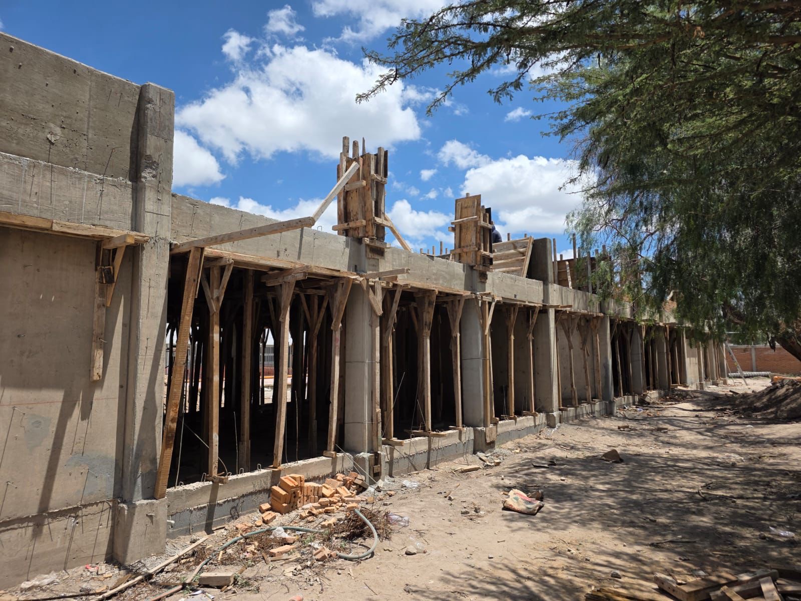 Obras de infraestructura educativa en una secundaria de Soledad de Graciano Sánchez