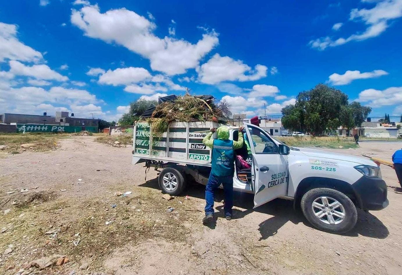 Personal de Servicios Municipales de Soledad de Graciano Sánchez realiza labores de limpieza y recolección de residuos