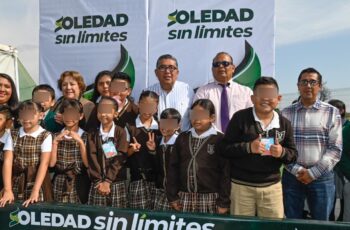 Autoridades municipales y estudiantes durante una actividad escolar en Soledad de Graciano Sánchez.