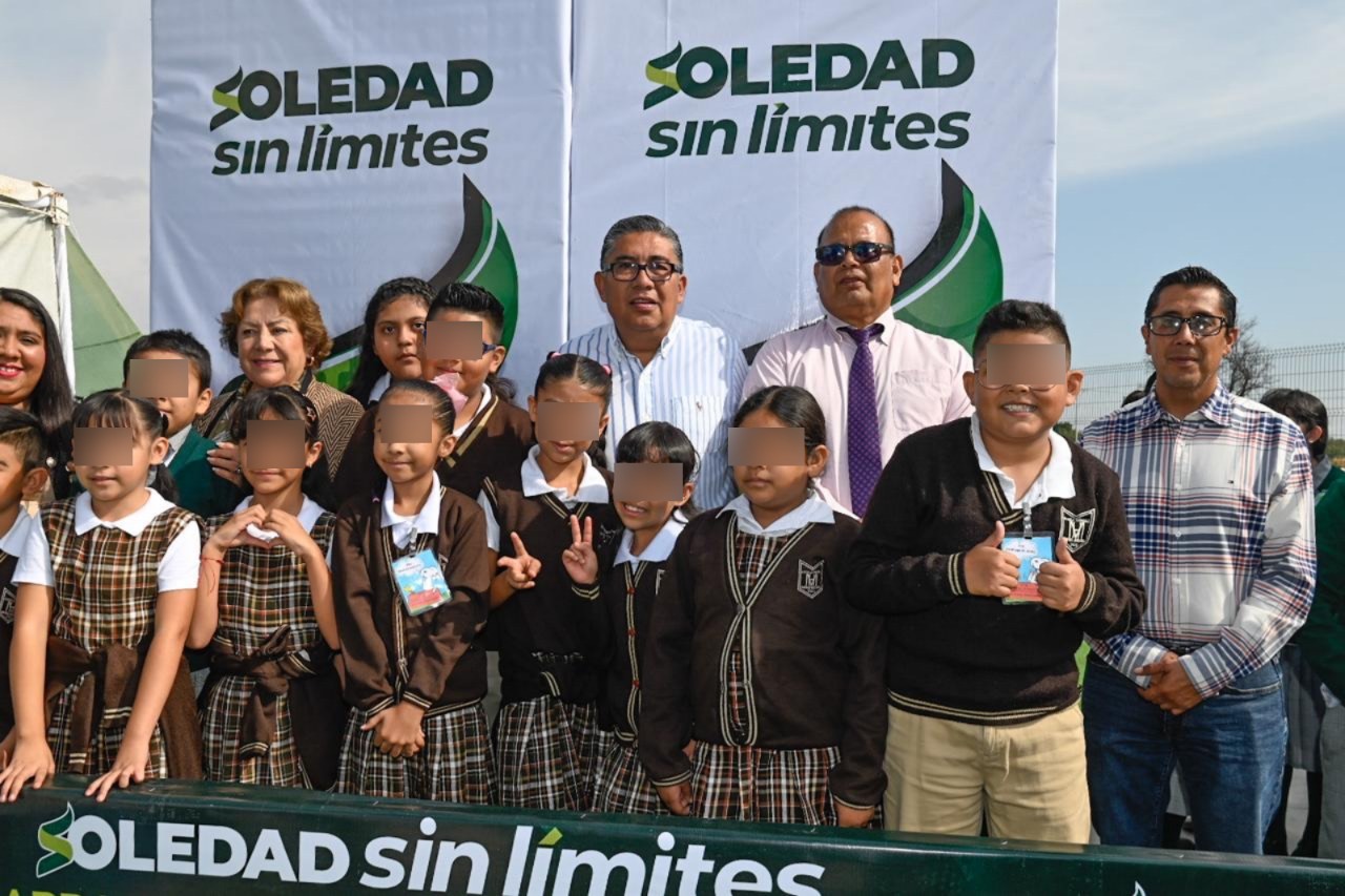 Autoridades municipales y estudiantes durante una actividad escolar en Soledad de Graciano Sánchez.