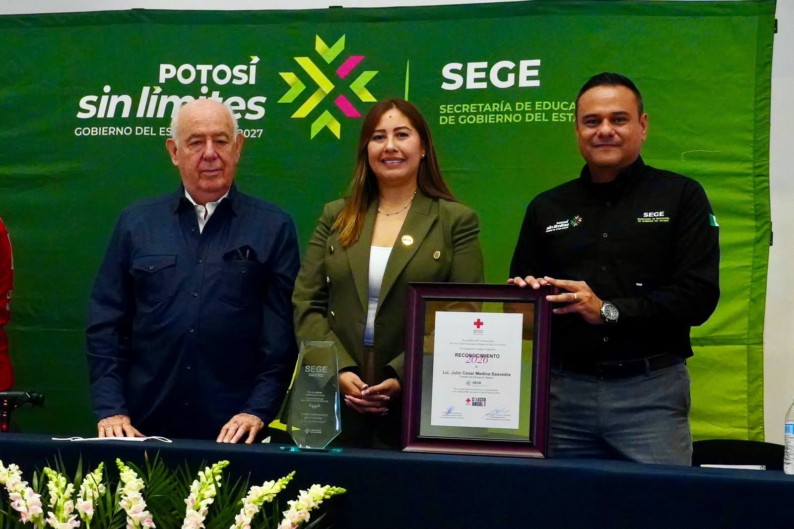 Representantes de la comunidad educativa y de la Cruz Roja Mexicana durante la entrega simbólica de la Colecta Anual 2026 en San Luis Potosí.