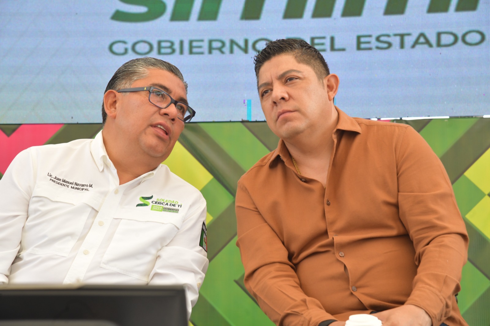 Juan Manuel Navarro Muñiz junto a Ricardo Gallardo Cardona durante un evento público en Soledad de Graciano Sánchez.