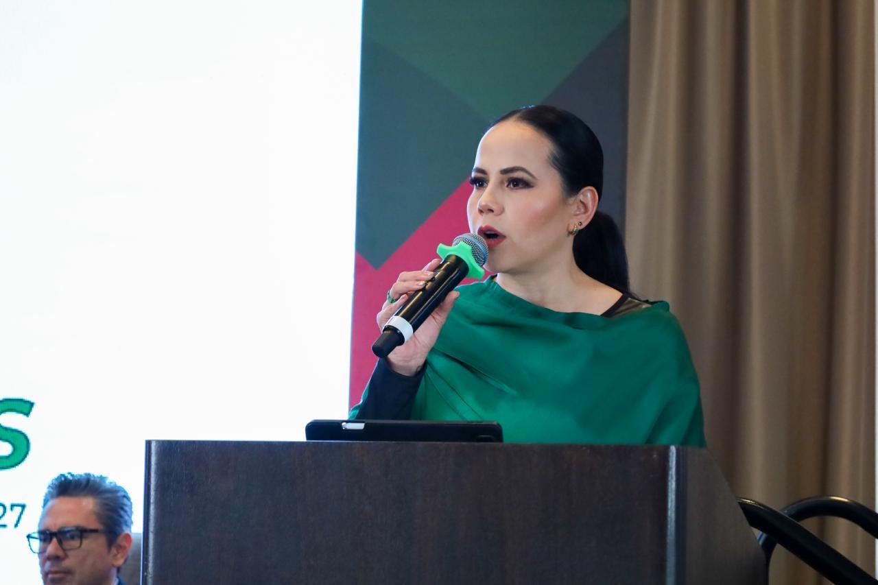 Funcionaria durante el Foro Regulación del Control Vehicular a Nivel Nacional en San Luis Potosí