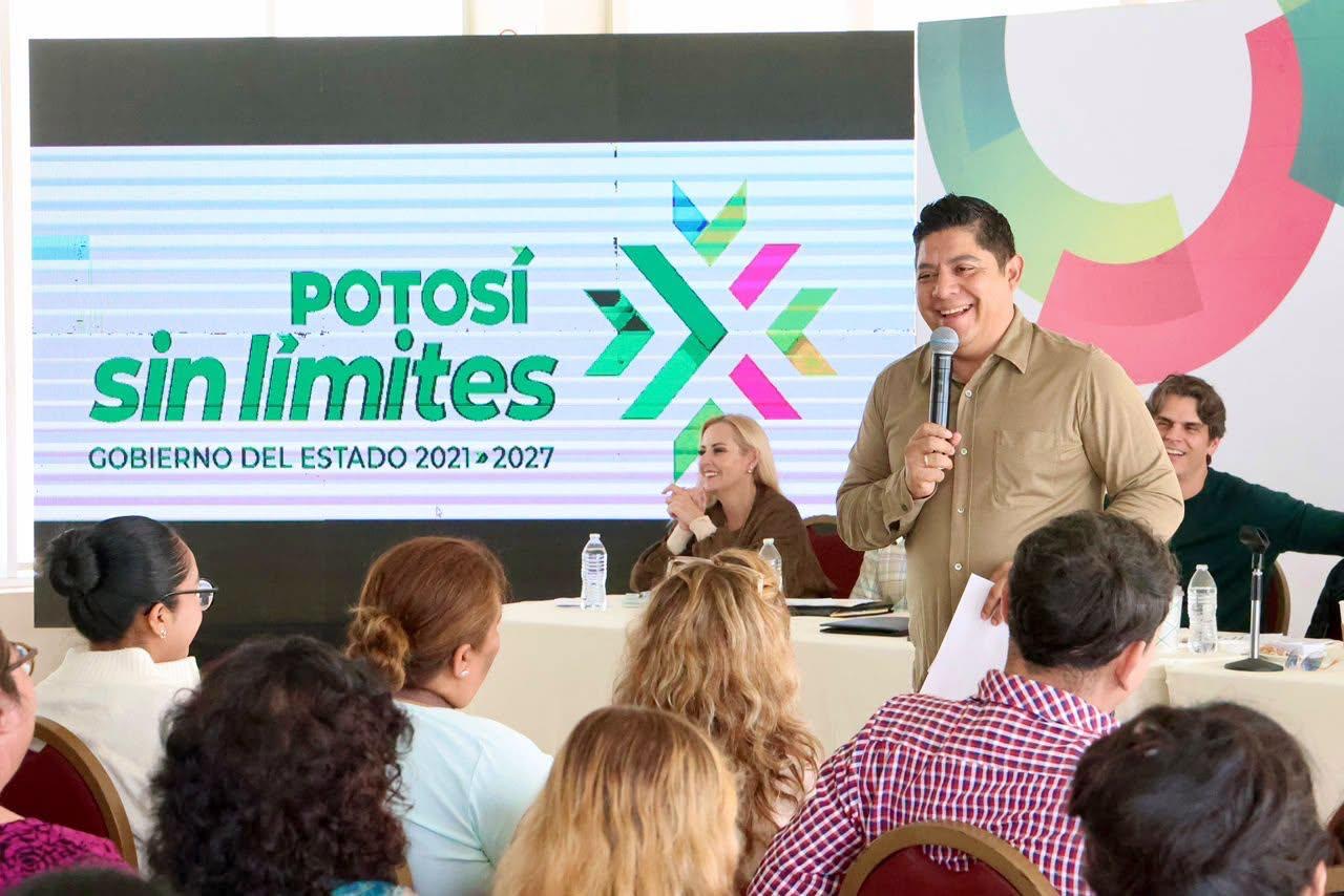 Ricardo Gallardo Cardona durante una reunión de trabajo con asistentes en San Luis Potosí
