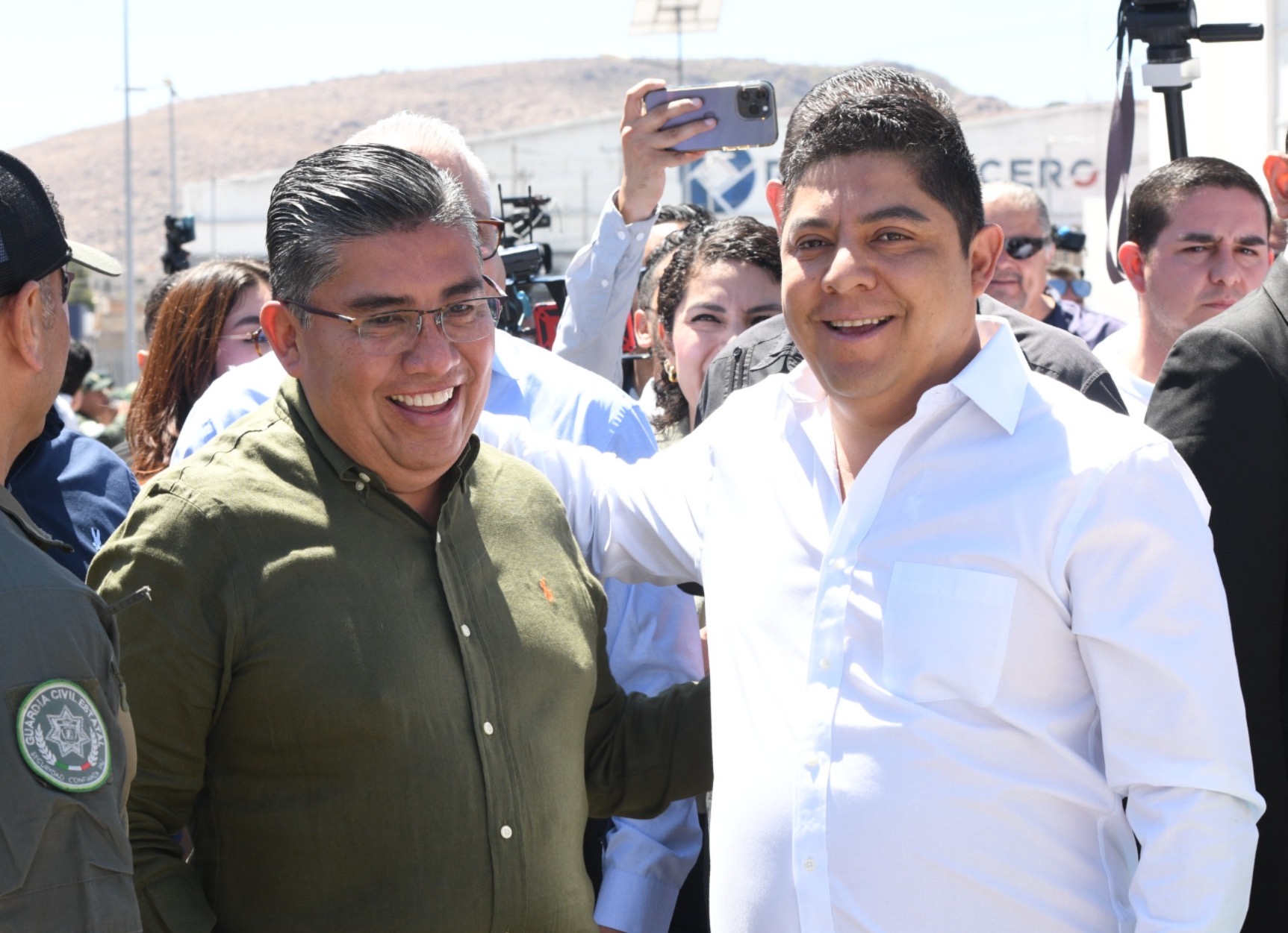 Juan Manuel Navarro Muñiz y Ricardo Gallardo Cardona durante un acto público en Soledad de Graciano Sánchez.