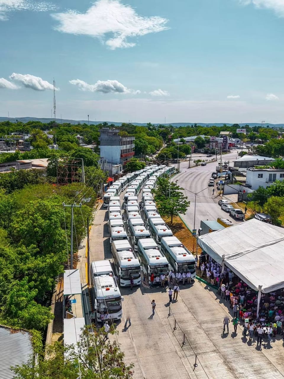 Unidades de RedMetro reunidas durante la puesta en marcha del servicio Riviera Huasteca.